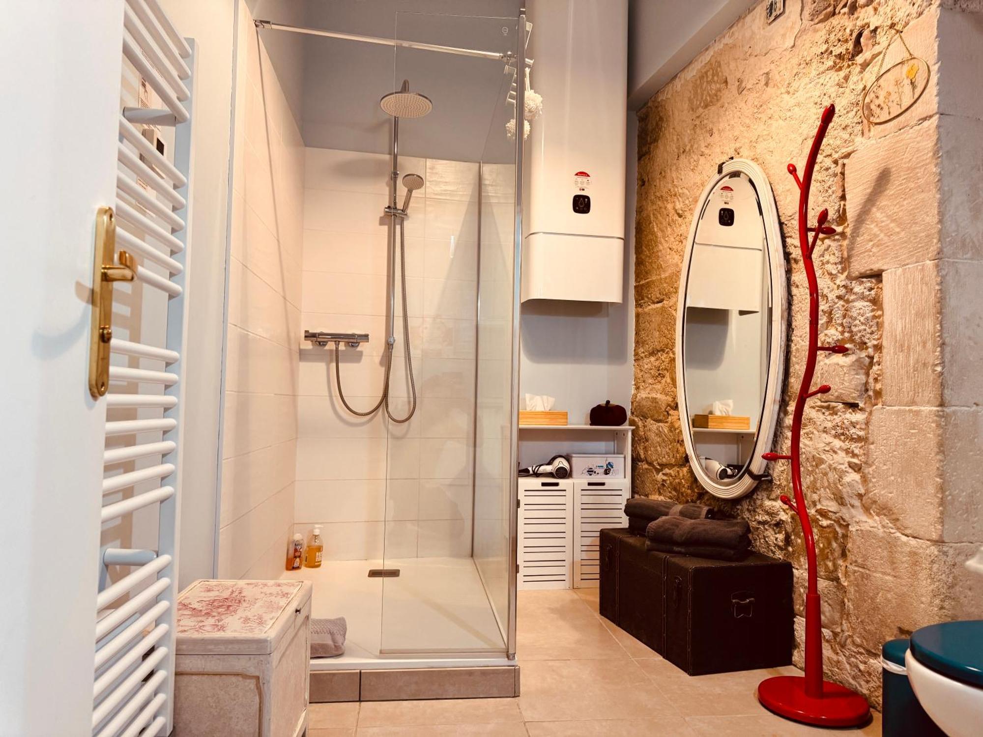 L'apothicaire, Centre Historique, Climatisation, Fibre, Ess, Rez-de-chaussee, Bedinshop Apartment Romans-sur-Isere